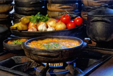 Moqueca: A Disputa Histórica entre Bahia e Espírito Santo