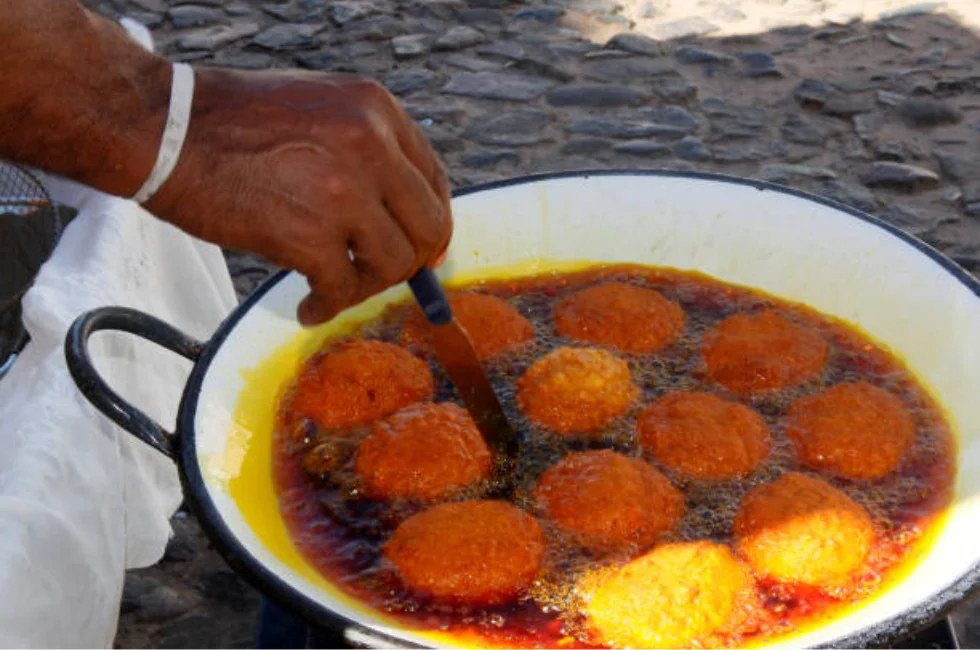 Do Tabuleiro para a História: A Jornada do Acarajé como Tesouro Cultural Baiano